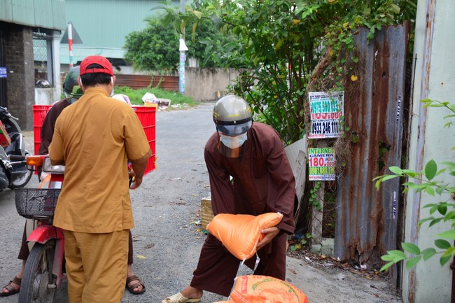 Continuing to support people in need in the Covid-19 pandemic of Hoang Phap Pagoda (series 4)